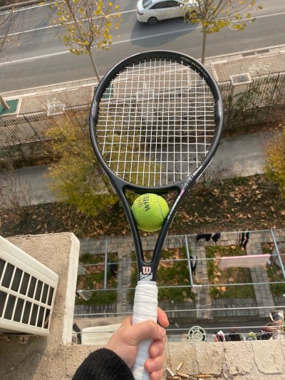 海淘的网球拍正品有保障，做工精细手感超棒，发货速度快，包装严实无破损。价格比专柜划算太多，上手击球很舒服，整体非常满意，推荐球友放心入手！