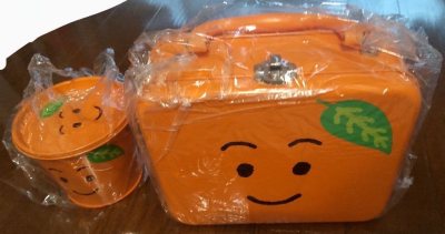 在挖煤姬购入三得利suntory小橘子行李箱形状收纳盒和水桶形状收纳盒，小小一个表情非常可爱，超级喜欢！