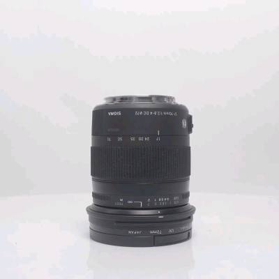 适马第3代c镜头，相对前两代。个头小巧轻便，光学素质不差。挂在佳能半画幅相机上使用很轻便，成色方面也很让人放心，只有卡口处有轻微的擦痕。