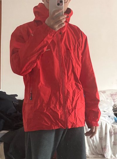 第一次使用海淘就下单了这一件montbell的硬壳冲锋衣，经历日本境内运输、国际运输、国内运输后终于拿到手了，成色非常棒，和商品详情界面描述的一致，不错！