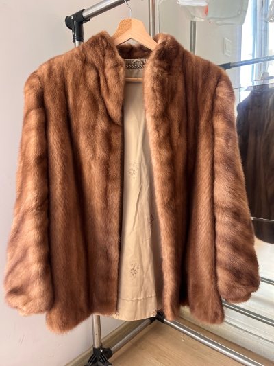 在挖煤姬入的水貂皮草，毛感细腻柔软，厚实保暖不臃肿，做工走线精致，上身显贵有型，物流快，性价比高，值得回购卖家服务好赞
