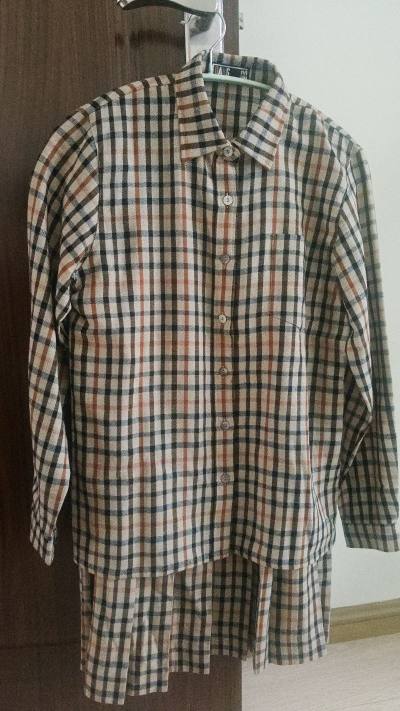 买到了非常好看的daks套装，是我喜欢的格子花色，很好搭配，含毛80%，价格实惠，也没有大瑕疵，搭配外套作为春秋穿搭非常不错。快递也很顺利。