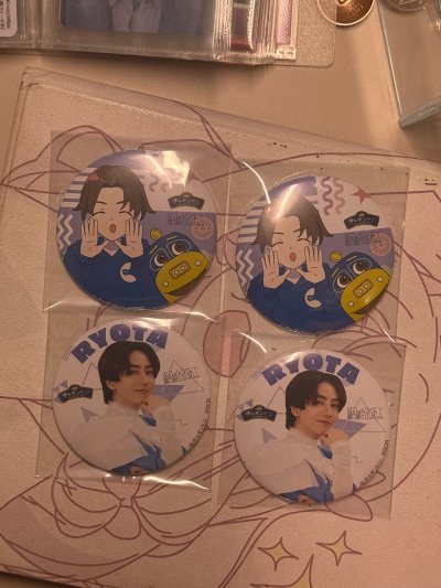 还是走的EMS，依旧很快就到货了，没有被税，包装也非常好，盒子很结实，这次买了长野凌大的吧唧还有浅井阳人的卡片，还会再使用的！