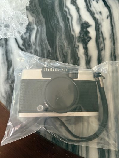 等了快一个月，终于在挖煤姬海淘到了这台心心念念的奥林巴斯pen-ee3胶片相机。拆开包裹的瞬间真的太惊喜了，机身成色比我预想的还要好，银黑配色复古又精致，拿在手里质感满满。

选的是海运没有附加包装，不过气泡袋和防尘袋仔细包装，相机和配件都完好无损，连镜头盖都干干净...等了快一个月，终于在挖煤姬海淘到了这台心心念念的奥林巴斯pen-ee3胶片相机。拆开包裹的瞬间真的太惊喜了，机身成色比我预想的还要好，银黑配色复古又精致，拿在手里质感满满。

选的是海运没有附加包装，不过气泡袋和防尘袋仔细包装，相机和配件