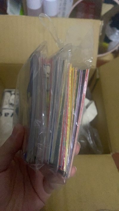 纸片子价格贵重量轻，用竹蜻蜓plus真的特别合适，这一箱踩了500g的线，很实惠。包装一如既往的棒，状态非常好，二十多天就拿到了，感谢。一共一百多张纸片片，拿在手里超满足，收纳在册子里看着就开心。