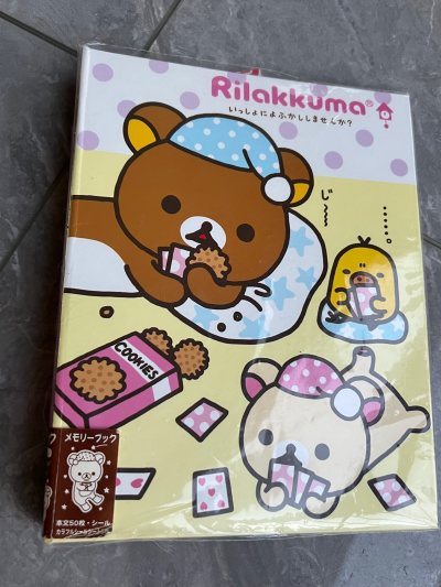 特别好的价格切到了轻松熊稀有同学录，还有一些很可爱的小毯子本子在运输中状态很好，到手没有任何损伤和压坏的情况，小毯子非常的可爱我非常喜欢用这些带有轻松熊元素的周边，感觉自己身边都是轻松熊的氛围



