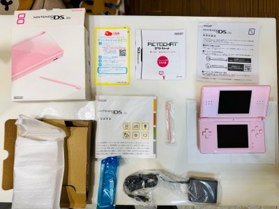 配件齐全，机器外观完美无划痕～下屏幕的小点点更是印证了是原装屏，GBA卡槽的防尘塞也是Y字型螺丝，右侧四个按键摸起来也是有凸起感而不是换壳机的印刷～