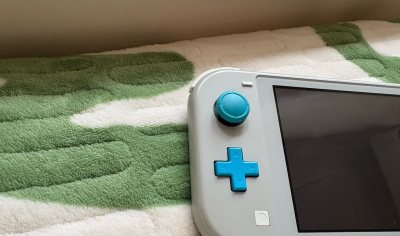 买的switchlite剑盾限定，超级好看，樱花妹说机子有明显的使用痕迹和磕碰，但我拿到手真的没啥问题，从图片就能看出来很新