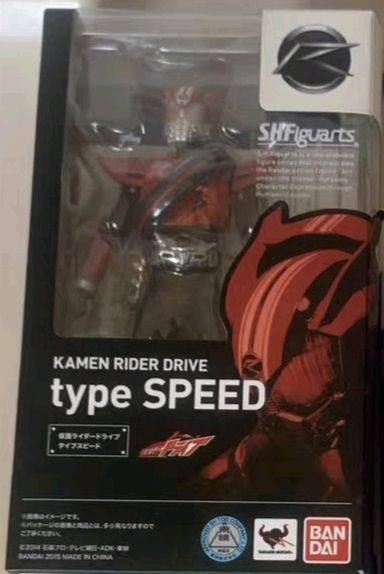 万代驰骑初版的shf还是很有感觉的，腰带上的小车和细节都做的很用心。这款万代驰骑shf的关节活动度也不错，感谢挖煤姬给我机会淘到这款宝贝！