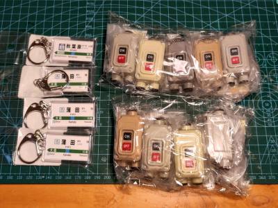 发车铃扭蛋简直是近期最戳我的小惊喜!昨天在商场扭蛋机前蹲了半小时，终于扭到一个——圆滚滚的蛋壳上印着“山手线·新宿站”的标识，拆开后是个迷你钥匙扣，金属质感的“发车按钮”上刻着细小的站名，按一下居然传来超还原的新宿站发车铃声!清脆的“叮——”声里带着点东京的电车特有...发车铃扭蛋简直是近期最戳我的小惊喜!昨天在商场扭蛋机前蹲了半小时，终于扭到一个——圆滚滚的蛋壳上印着“山手线·新宿站”的标识，拆开后是个迷你钥匙扣，金属质感的“发车按钮”上刻着细小的站名，按一下居然传来超还原的新宿站发车铃声!清脆的“叮—