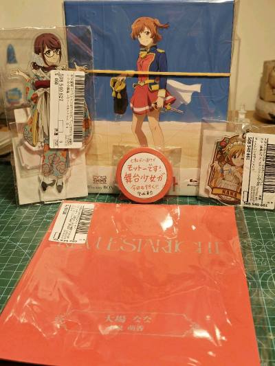 我入手了少女歌剧的立牌和生写，真的太值啦!立牌做工精细，人物形象栩栩如生，色彩饱满，质感超棒。生写里的角色表情灵动，每一张都美到让人尖叫。它们包装用心，完好无损地到了我手上。摆在桌上心情超好