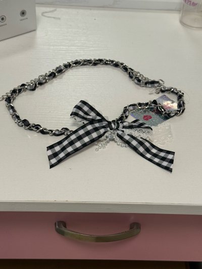 这次在挖煤姬日淘的这条黑色格子腰链真的太惊喜了！黑白格纹的蝴蝶结搭配精致的蕾丝和珍珠坠饰，甜酷风格瞬间拉满，不管是搭配连衣裙还是牛仔裤都超合适。

链条是金属质感的，还穿插了格纹织带，细节满满，做工也很扎实。物流速度比预期快，包装严实，没有任何损坏。免手续费的价格也...这次在挖煤姬日淘的这条黑色格子腰链真的太惊喜了！黑白格纹的蝴蝶结搭配精致的蕾丝和珍珠坠饰，甜酷风格瞬间拉满，不管是搭配连衣裙还是牛仔裤都超合适。

链条是金属质感的，还穿插了格纹织带，细节满满，做工也很扎实。物流速度比预期快，包装严实，没