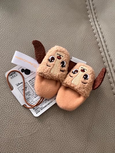 这次买了一些最近迪士尼新出的屏幕擦小拖鞋，一个个的真的超级可爱的谁懂，挂在手机上简直不要太可爱啦，依旧给物流点赞啦