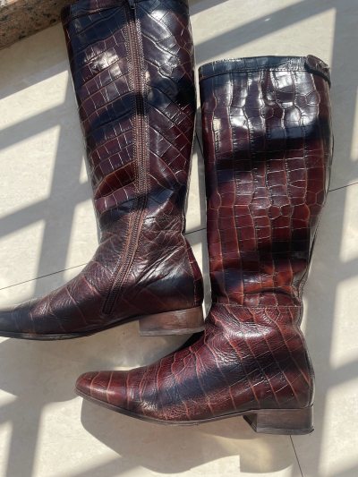 MaxMara靴子皮质细腻柔软，版型修饰腿型，时尚又百搭！海淘太值了，品质无可挑剔，堪称完美购物体验，强烈推荐。