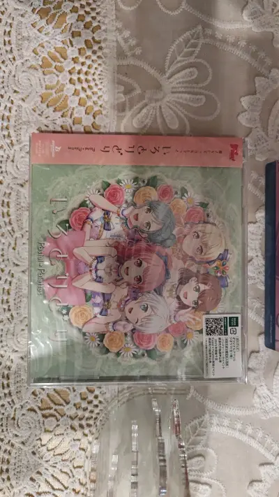 在挖煤姬的个人商家那边收了邦多利的丸山彩立牌和CD，整个体验特别顺畅！平台界面很简洁，搜索商品和下单流程都很方便，沟通起来也没什么障碍。物流速度更是没得说，从下单到拿到手比预期快不少，包装也很仔细，立牌和CD都完好无损。想淘这类动漫周边的朋友可以试试，省心又靠谱！