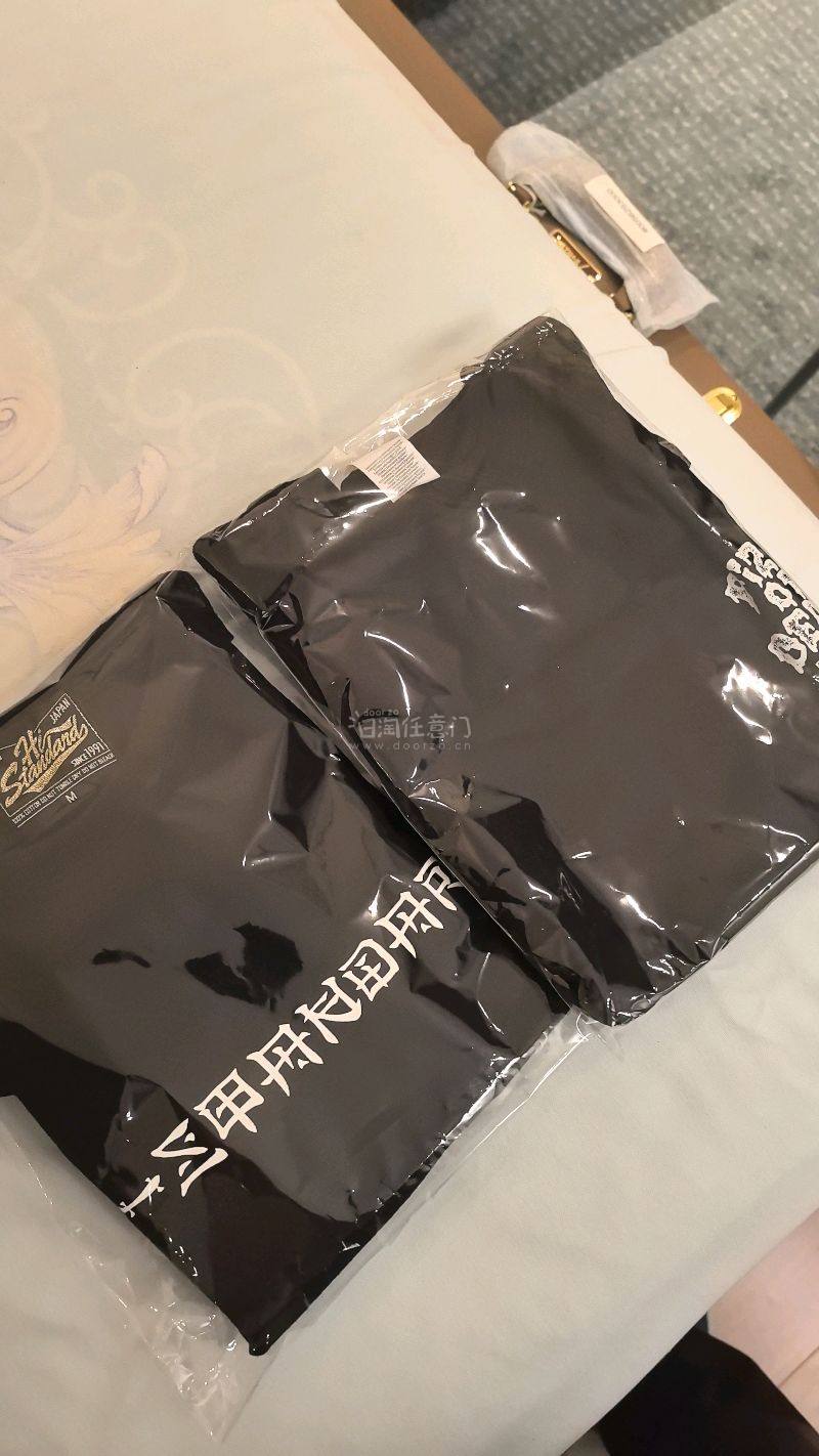 开心，Hi standard的乐迷真是疯狂，现场买周边的人超多，doorzo就可以买到，简直太方便了。