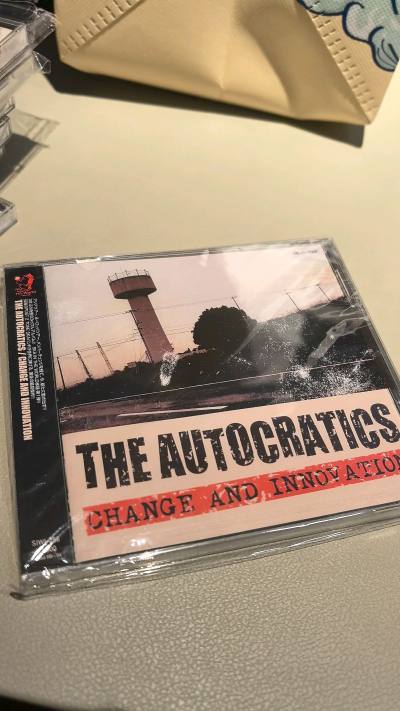 在日本真是什么好东西都能淘到，美国日本欧洲的朋克，随便一搜一大堆，天天都想翻一翻，最近买的家里都快放不下了。