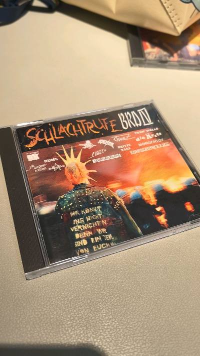 以色列女声朋克乐队 一次收齐三张 超级满足 但是要注意的是 有个叫ponta的卖家 他货是真的多 品相是真参差。


