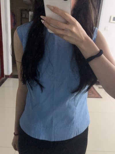 讲价功能用起来～这个蓝色背心真的很难得的好看，好价入手，而且没想到讲价功能被回复了。非常好用。图二的是两件，里面的黑色bbr毛衣款式真的好看，就是毛球还没处理。期待下次挖煤姬的购物！