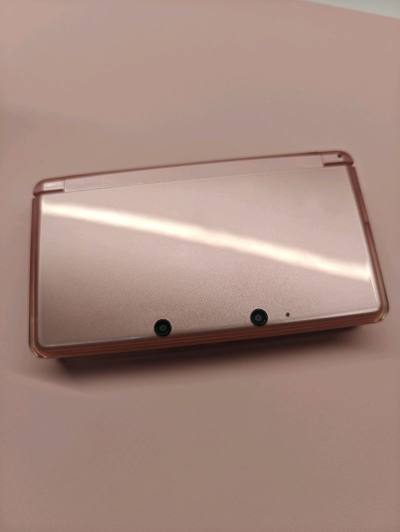 任天堂初版3ds的质感真的不错，很经典的外观设计。虽然停产了，但还是很受欢迎。在挖煤姬上可以买到原装好成色的机器，比国内平台还靠谱！