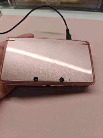 初代的3ds外观质感真的不错，大小也刚好，带出门玩很方便。挖煤姬上可以刷到很多，平台会送优惠券价格很美丽！