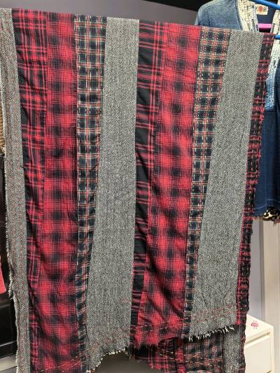 DS拼接围巾超级大，三种不同面料的拼接很有质感，叠搭很出效果。KRM蓝染BORO古布领的长衫质感超棒，两种不同面料的碰撞有意思。RRL大红色打底衫的颜色很正，面料很亲肤柔软。POLO格纹衬衫的面料也是很轻薄透气舒适感很好。4件美物都很满意，物流也在预期内到达，总的来...DS拼接围巾超级大，三种不同面料的拼接很有质感，叠搭很出效果。KRM蓝染BORO古布领的长衫质感超棒，两种不同面料的碰撞有意思。RRL大红色打底衫的颜色很正，面料很亲肤柔软。POLO格纹衬衫的面料也是很轻薄透气舒适感很好。4件美物都很满意