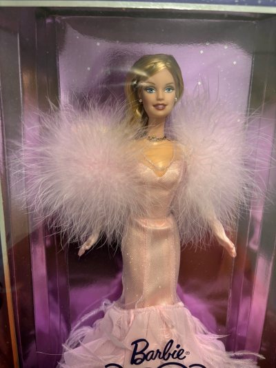 还是忍不住一次性入了两个未拆盒年度芭比，非常貌美，价格一般，物流也很快，总结一下还是非常不错的一次购物体验，许愿能蹲到好价赛车手。