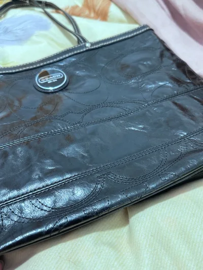 最近在挖煤姬平台入手了这只COACH手提包，从下单到收货整个过程都超乎预期的顺利，必须认真分享一下细节。
? 商品实物质感
我入手的是图中这款黑色亮面皮革款（型号代码可见吊牌细节）。实物比图片更有质感：
1. 皮质：表面是细腻的压纹牛皮，光泽度恰到好处，不是廉价反光...最近在挖煤姬平台入手了这只COACH手提包，从下单到收货整个过程都超乎预期的顺利，必须认真分享一下细节。
? 商品实物质感
我入手的是图中这款黑色亮面皮革款（型号代码可见吊牌细节）。实物比图片更有质感：
1. 皮质：表面是细腻的压纹牛皮，