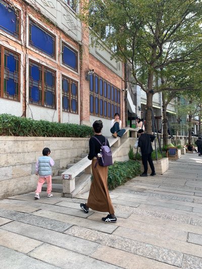 紫色背包、成色很新，重量很轻、不压身子、卖家细节图也很多、能买到喜欢的东西、真的很开心、速度很快、不到半个月就收到了