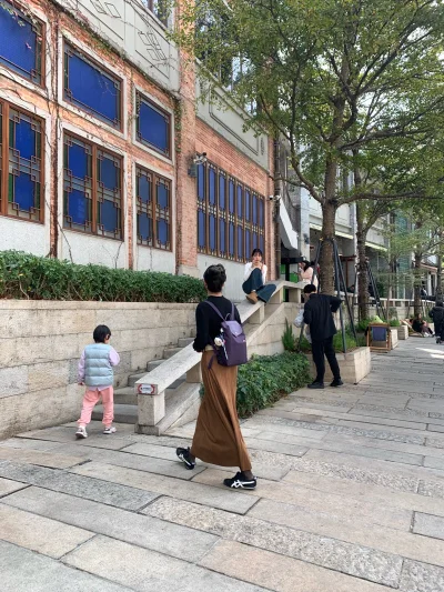 紫色背包、成色很新，重量很轻、不压身子、卖家细节图也很多、能买到喜欢的东西、真的很开心、速度很快、不到半个月就收到了