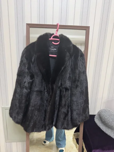 收到货了，看着应该是貂皮吧？毛毛油光水滑，没有污渍破损，上身效果还不错
唯一疑惑：为啥太阳一照底绒会发红？
刚收到有点皮草本身的味道，求姐妹们分享护理小妙招呀！
