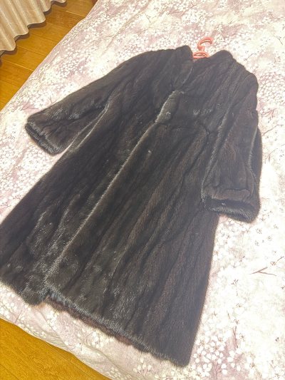 全抽刀，灯笼袖，小立领，像不像流星变奏曲！
开放式皮板，看着有点米黄色，请问一下有经验的姐妹，这件有必要做加脂保养吗？