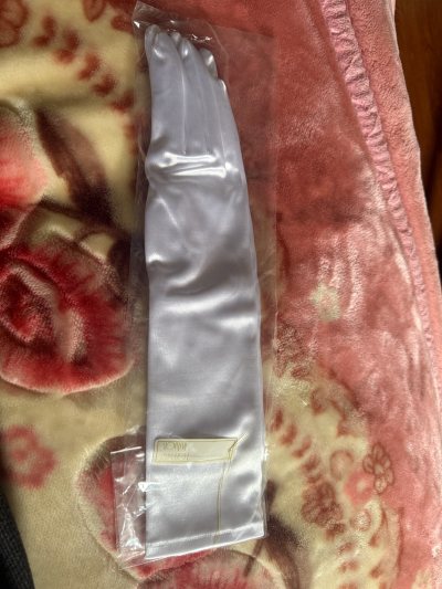 我非常喜欢这个品牌的手套，希望商家能看到我的留言，希望下次继续上几双这个品牌的手套，长度 60cm 的，有的话联系我，我还会回购，还是这个颜色！