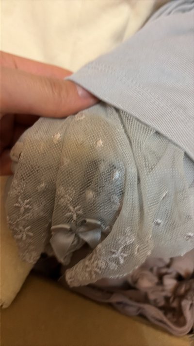 新入的浅灰小内内太戳我了✨ 蕾丝花边+缎带蝴蝶结，还点缀着小珍珠，温柔又精致。面料软软糯糯的，贴肤舒服，细节满满，少女心直接拉满～
