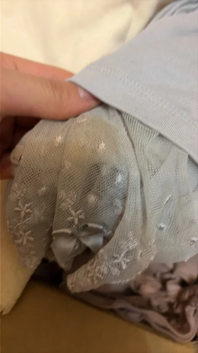 新入的浅灰小内内太戳我了✨ 蕾丝花边+缎带蝴蝶结，还点缀着小珍珠，温柔又精致。面料软软糯糯的，贴肤舒服，细节满满，少女心直接拉满～
