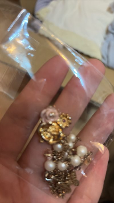 收到项链就被精致感戳中，复古雕花自带温柔滤镜，贴合颈部超修饰线条，日常搭裙装氛围感拉满，质感远超预期，小众不撞款太爱了