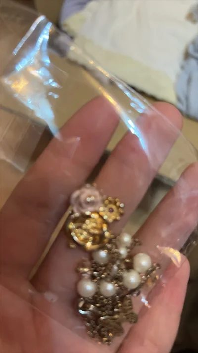 收到项链就被精致感戳中，复古雕花自带温柔滤镜，贴合颈部超修饰线条，日常搭裙装氛围感拉满，质感远超预期，小众不撞款太爱了