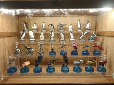 又来挖煤姬捡漏了，海洋堂的瓶盖企鹅两套一起居然不到200块钱，在别的平台第二弹的隐藏款都能顶这里两套的价钱了。虽然是20年前的老东西，不过质量依然在线，打包得非常细心，没有出现损坏的商品，爆赞！接下来还要继续在挖煤姬淘生物扭蛋?