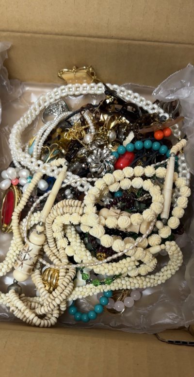 在挖煤姬淘的年末好物到货了，饰品的版型和颜色都非常漂亮，成色也非常新，价格也十分划算，快递速度也很快，很满意的一次购物～