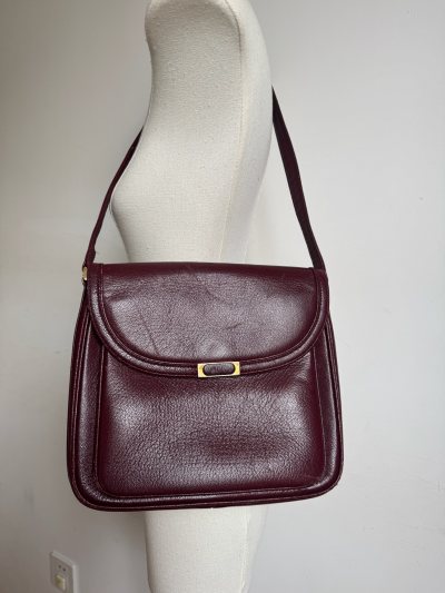 在挖煤姬淘的年末好物到货了，包包的版型和颜色都非常漂亮，成色也非常新，价格也十分划算，快递速度也很快，很满意的一次购物～