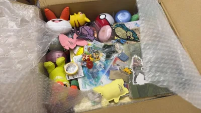 这单很惊喜，好多好多宝可梦的周边玩具，种类非常多，毛绒，亚克力牌牌，吧唧胸章，挂件，透明罩食玩，积木，包包，周边海报等等，品类很多，性价比很高，打包也是杠杠的