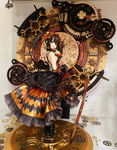 GSC刻刻帝时崎狂三，终得心头挚爱。手办气质凛然，眉眼间藏着跨越时空的孤傲与温柔，面雕精致传神，发丝层次细腻飘逸，礼服褶皱优雅垂坠，刻刻帝枪械细节刻画入微，金属质感与涂装通透高级。光影之下，裙摆与羽翼般的装饰尽显宿命感，将狂三的执念与坚守尽数呈现。每一处细节都承载着...GSC刻刻帝时崎狂三，终得心头挚爱。手办气质凛然，眉眼间藏着跨越时空的孤傲与温柔，面雕精致传神，发丝层次细腻飘逸，礼服褶皱优雅垂坠，刻刻帝枪械细节刻画入微，金属质感与涂装通透高级。光影之下，裙摆与羽翼般的装饰尽显宿命感，将狂三的执念与坚守