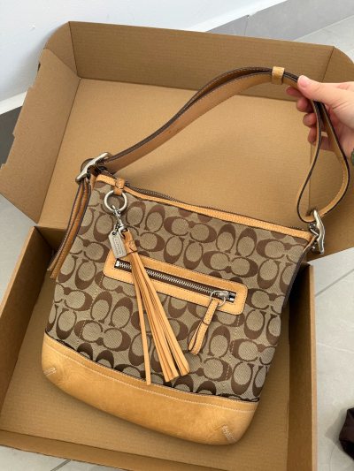 收到货太喜欢了。这个颜色很经典。可以单肩可以斜挎，我和我的朋友都觉得它很漂亮，物有所值。布面也没有破损，整体成色不错。拿到我立马就背上了