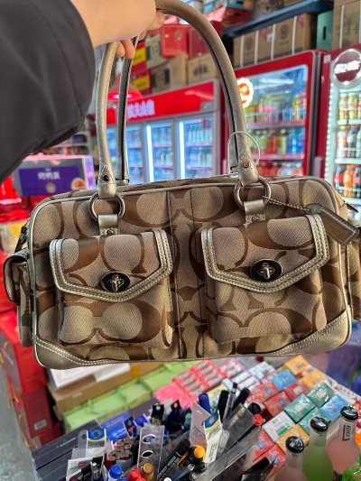 这款机车包看起来酷酷的，款式很潮。感觉搭配黑色的衣服会很帅气。朋友说它很特别，我也这样觉得。整体的成色很好，看起来很新，我非常的喜欢。