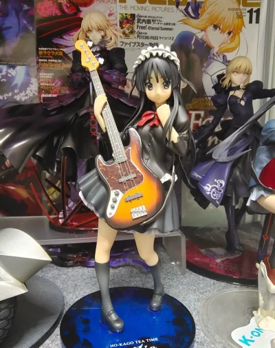 学园祭澪，圆梦轻音初舞台！面雕精准还原澪的害羞红晕，眼神带着紧张又认真的光，黑色哥特萝莉礼服蕾丝褶皱细腻，裙摆蓬松有层次，爱用贝斯「伊丽莎白」金属质感拉满。涂装干净无溢色，站姿把少女登台的矜持和元气平衡得恰到好处。包装防震扎实，日淘品相完美。这是樱花高中轻音部的起点...学园祭澪，圆梦轻音初舞台！面雕精准还原澪的害羞红晕，眼神带着紧张又认真的光，黑色哥特萝莉礼服蕾丝褶皱细腻，裙摆蓬松有层次，爱用贝斯「伊丽莎白」金属质感拉满。涂装干净无溢色，站姿把少女登台的矜持和元气平衡得恰到好处。包装防震扎实，日淘品相完