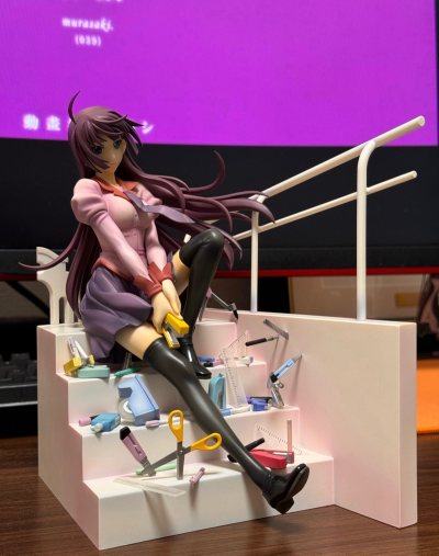 Alter战场原黑仪，终得物语系列的白月光。手办完美还原那份清冷又孤傲的“荡漾”气质，面雕清冷传神，眼神沉静而锐利，长发飘逸如丝，发丝层次与渐变质感细腻高级。校服线条干净利落，裙摆随风轻扬，坐姿优雅又带着疏离感，文具细节暗藏角色灵魂。Alter做工精湛，涂装通透干净...Alter战场原黑仪，终得物语系列的白月光。手办完美还原那份清冷又孤傲的“荡漾”气质，面雕清冷传神，眼神沉静而锐利，长发飘逸如丝，发丝层次与渐变质感细腻高级。校服线条干净利落，裙摆随风轻扬，坐姿优雅又带着疏离感，文具细节暗藏角色灵魂。Al