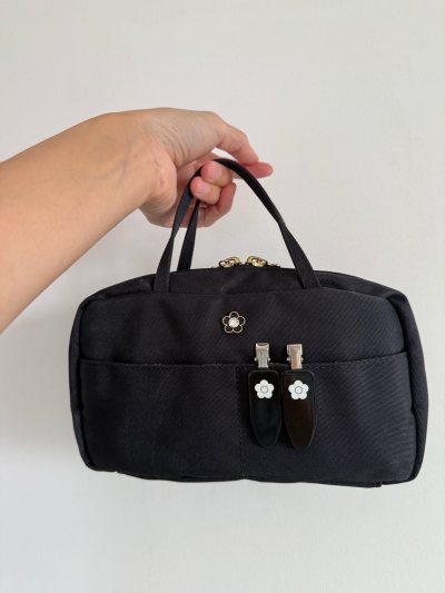 这次淘的东西很满意，基本都挺新的，卖家还送了小礼物
一直以来都买Mary quant 和AA这2个品牌的化妆包比较多，做工很精致 质量也超好的