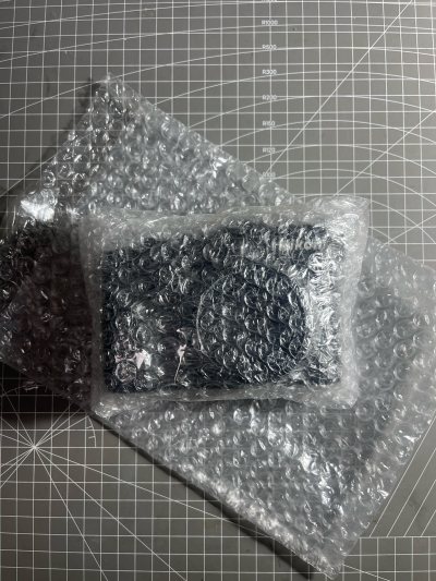 拍得一台问题机，本来想做配件用。但没想到到手后竟然能开机，只是屏幕坏掉了。虽然运费让整个价格上来了，但没收关税还算不错。