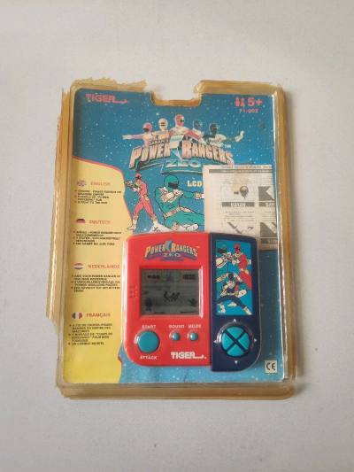 恐龙战队的掌机到了，从小就看这个美版的真人剧集长大。对恐龙战队这个IP情有独钟。终于找到了相关的掌机，一定要好好把玩一番。