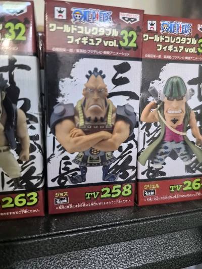 淘了一套海贼王tv32 半套的白胡子团，tv33就差这套了，白胡子的队长都非常不错，等全部收集一起放着帅